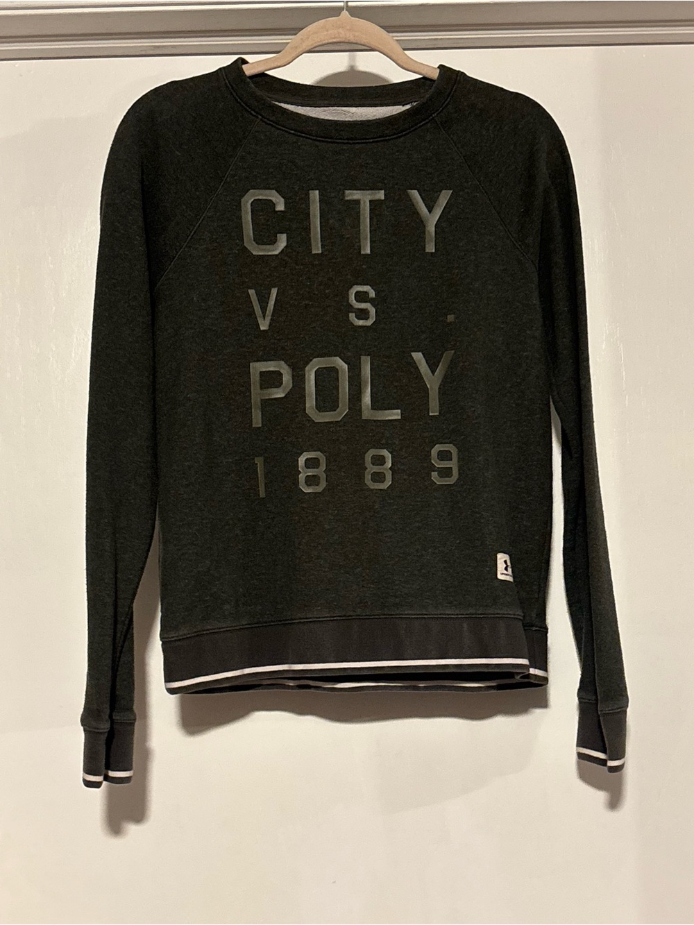 Under Armour Women's Dark Gray/Green 'City vs Poly 1889' Crew Sweatshirt